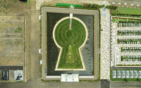 古墳墓 野田ほたるローズガーデン A．（1人用）1段目 ／ 竹田恒泰 竹田式古墳墓 古墳 お墓 前方後円墳 樹木葬 永代祭祀 永代供養 古墳の窓口 株式会社前方後円墳 千葉県野田市 鳥居 神道式 神仏