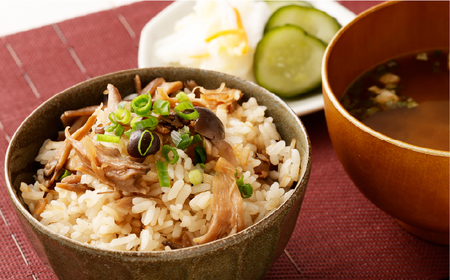 手軽に炊ける贅沢きのこご飯セット(2種類の味わい) 帆立ときのこ200g(2合炊き)×2パック 4種類のきのこ250g(3合炊き)×2パック 計4パック 炊き込みご飯 素 レトルト