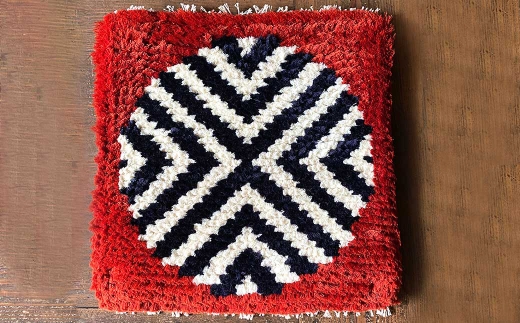 【 倉敷ノッティング 】 手織ウール 椅子敷き 赤地／紺白紋 丸模様 分厚い クッション 椅子 一生物 岡山県特産 倉敷本染手織研究所  織物 ノッティング織 メリノウール 100％