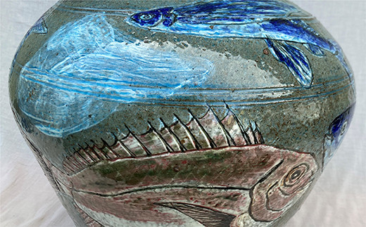 叩き唐津釉裏紅彫瑠璃象嵌魚文壺