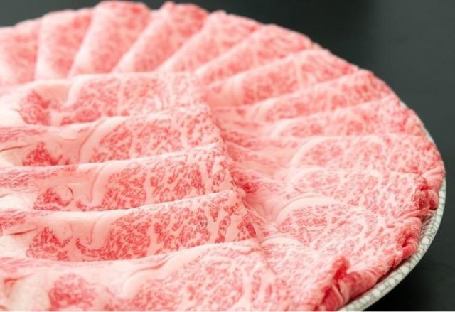 
【近江牛 すき焼き用(ローススライス500g)】肉 牛肉 すき焼き すきやき しゃぶしゃぶ ブランド牛 近江牛 三大和牛 和牛 黒毛和牛 贈り物 ギフト プレゼント 滋賀県 竜王
