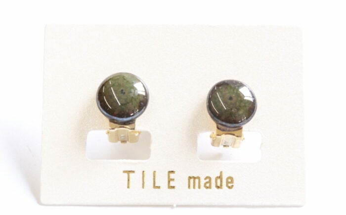 
            【美濃焼】 苔むら タイル イヤリング 直径10mm 瑞浪市 / TILEmade タイル アクセサリー ハンドメイド [AZCD049]
          