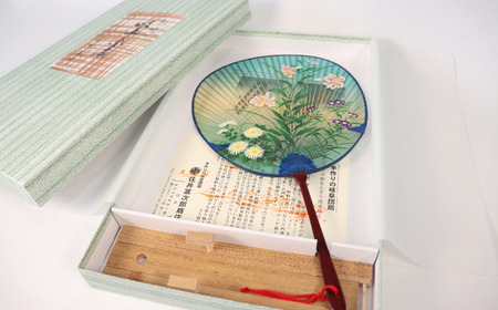 岐阜市特産の伝統工芸【岐阜うちわ】水うちわ(玉子形)百合柄 うちわ立て付き【美濃和紙】 団扇 手作り 伝統工芸品 岐阜市/住井冨次郎商店[ANBH003]