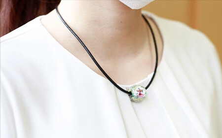 【 南部花とんぼ玉 】 革ネックレス （ 緑花 ） ／ とんぼ玉 アクセサリー ネックレス 一つだけ オンリーワン 蜻蛉玉 ガラス細工 工芸品 和装 プレゼント ギフト 贈り物 誕生日 和服 かわいい