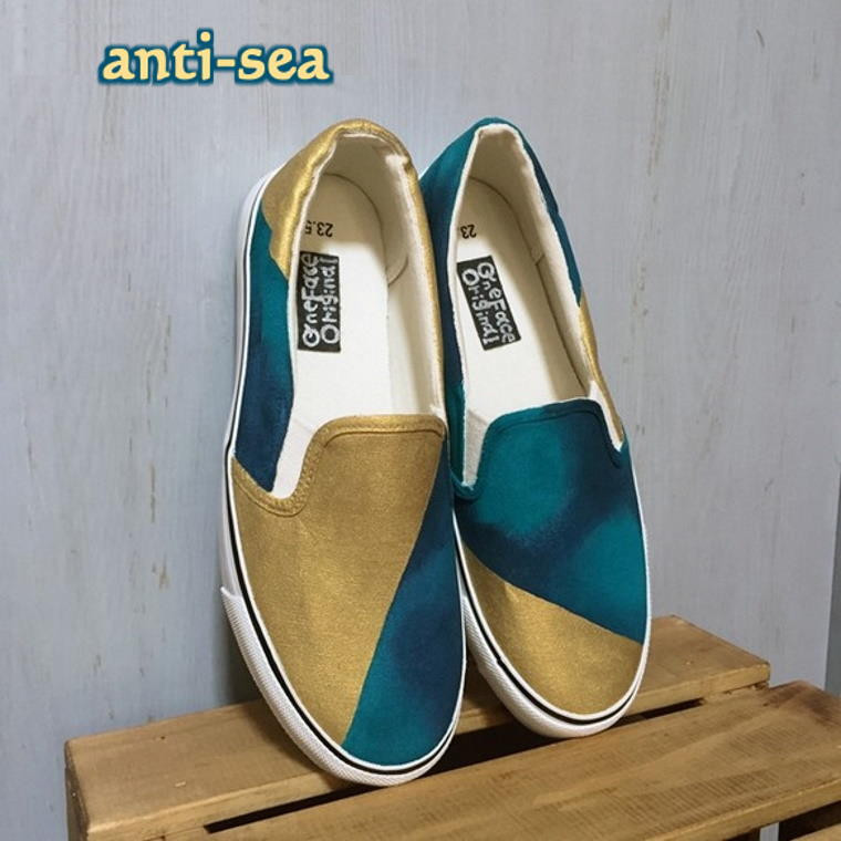 
手描きスニーカー「anti sea」アンティークゴールド × 海色グラデ ワイズ 2E 22.0～28.0cm【受注制作】
