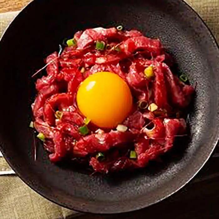 【6回定期便】 国産 馬刺し ユッケ 計200g （50g×4パック）【有限会社スイートサプライなかぞの】[ZBV049]
