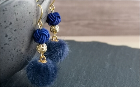 ＊藍色（ネイビー）＊水引ピアス/玉結びとフェイクファーのピアス