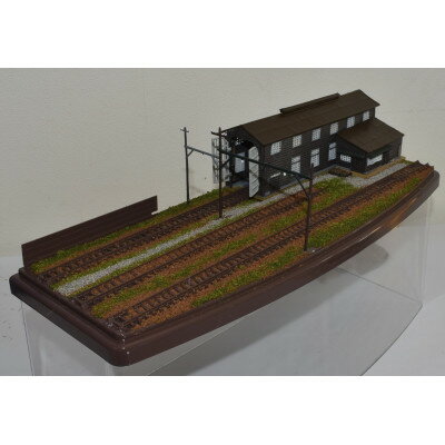 【ふるさと納税】Nゲージ専用鉄道模型用展示台 木造電車庫 ケース付きB 【平面タイプ】【1304181】