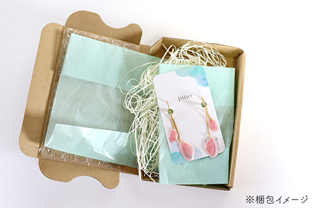 幸せを呼ぶ貝 ナミマガシワのピアス（イヤリング）：レッド