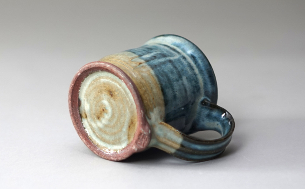 倉敷酒津の土を用いて製作されたマグカップ（海鼠釉）