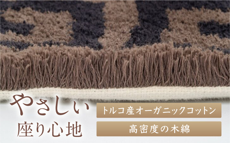 ＜手刺繍＞蟹牡丹縁二重雷文/灰地 約200×200cm 佐賀県/株式会社鍋島緞通吉島家[41AAAM011]