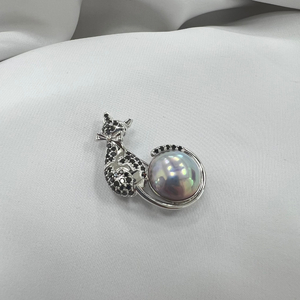 マベパールペンダントブローチ　キャットモチーフ【B03944】