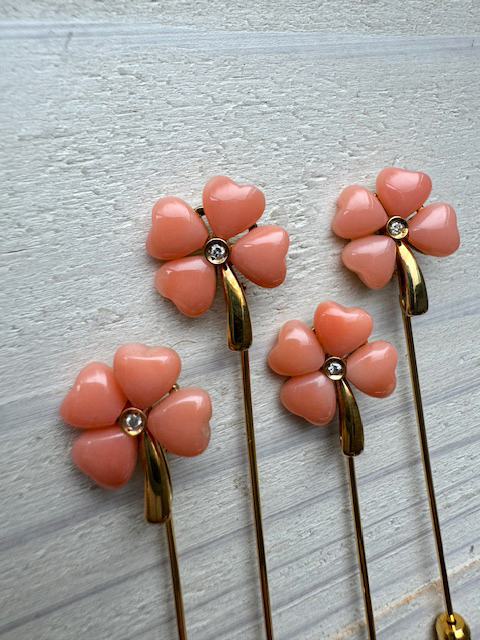 幸運をはこぶ四つ葉のクローバー ピンブロ—チ 【有限会社米沢サンゴ店】 [ATCX058]