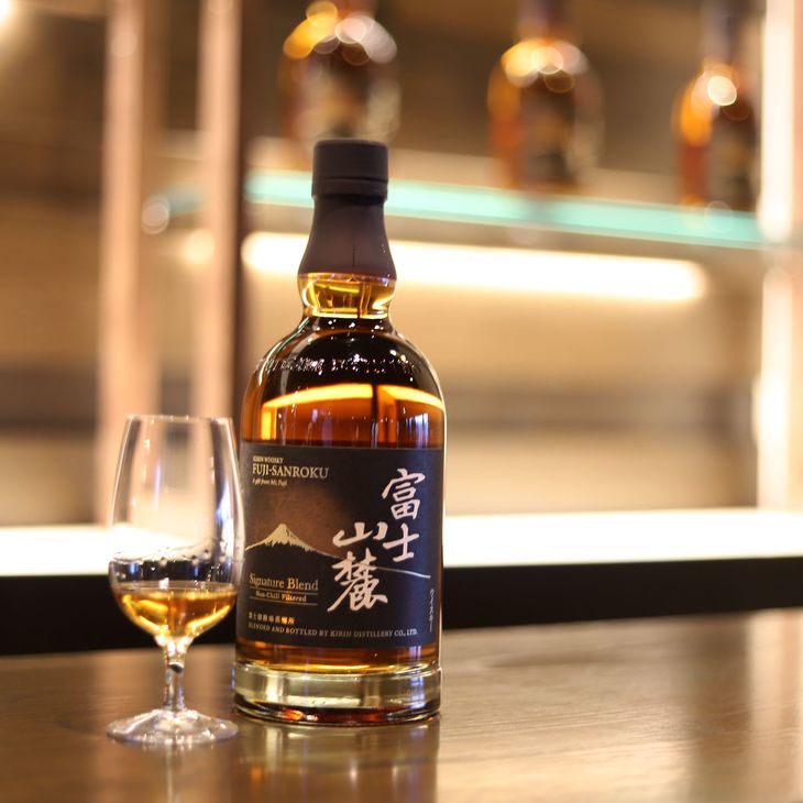 キリン ウイスキー 富士山麓シグニチャーブレンド 700ml ◇ ｜ ウイスキー ハイボール 国産 富士山麓 KIRIN 麒麟 富士御殿場蒸溜所 ジャパニーズウイスキー ウィスキー お酒 酒 アルコール ギフト プレゼント 贈り物 家飲み 静岡県 御殿場