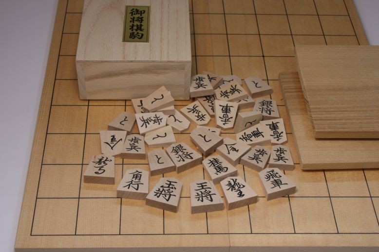 
                  08-22-006　将棋駒(菱湖書)と将棋盤のセット(折盤、駒台付)
                