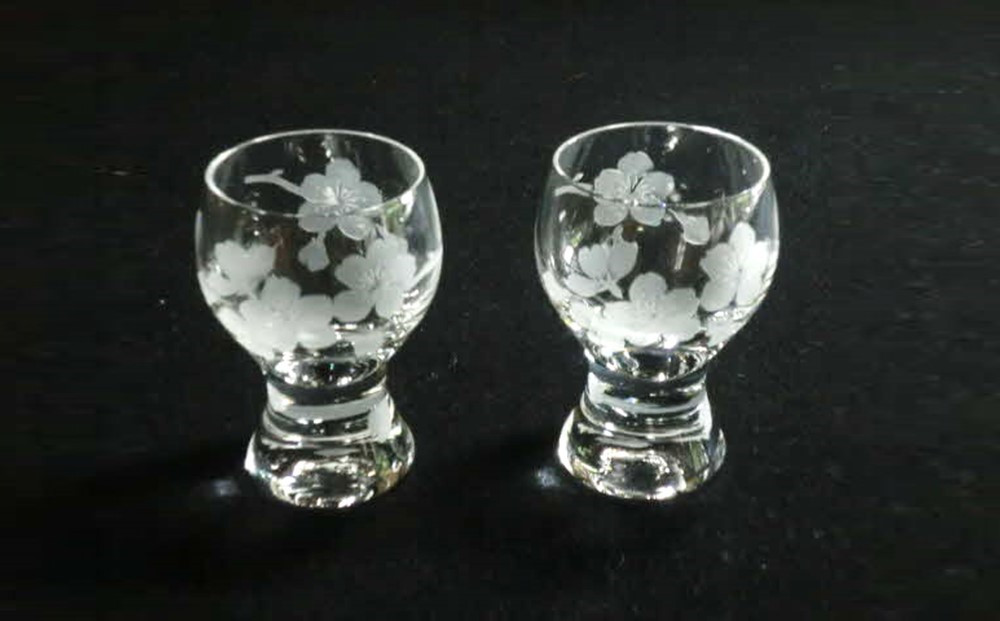 
            桜 台付酒グラス(2個入)【お酒 グラス 桜 クリスタル ギフト 御祝 記念日 桐箱入り】 K024053
          