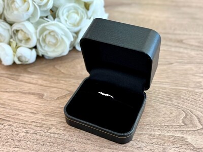 さりげなく輝くプラチナダイヤモンドリングFRU203L