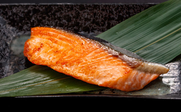 骨取り銀鮭 1kg（500g×2袋）/ 骨なし 骨取り 下処理不要 子ども 安心 冷凍 鮭 銀鮭 サケ さけ しゃけ シャケ 切身 切り身 小分け / 大村市 / かとりストアー [ACAN111]