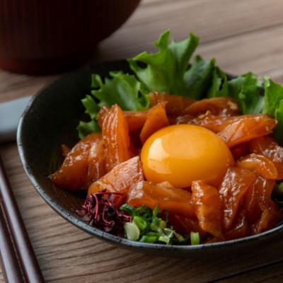 ふるさと納税 芸西村 高知の海鮮丼の素「サーモンの漬け」約80gx10パック |  | 02