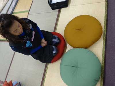  和室にも洋室にもピッタリ合う、本仕立の「もめん綿入り丸座」【CW47W1】
