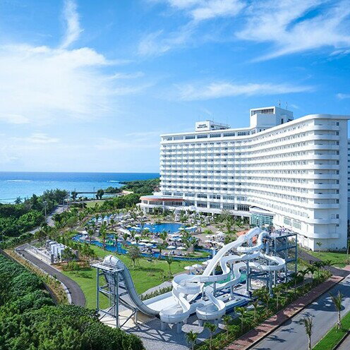 【ふるさと納税】除外日有＜グランドメルキュール沖縄残波岬リゾート＞ジュニアスイート（和洋室）夕朝食付きペア宿泊券 〇 沖縄 読谷村 期間限定 青い海 西海岸 灯台 ビーチ オーシャンビュー 広め 家族旅行 食事付き 屋外プール ウォータースライダー 76平米 大浴場