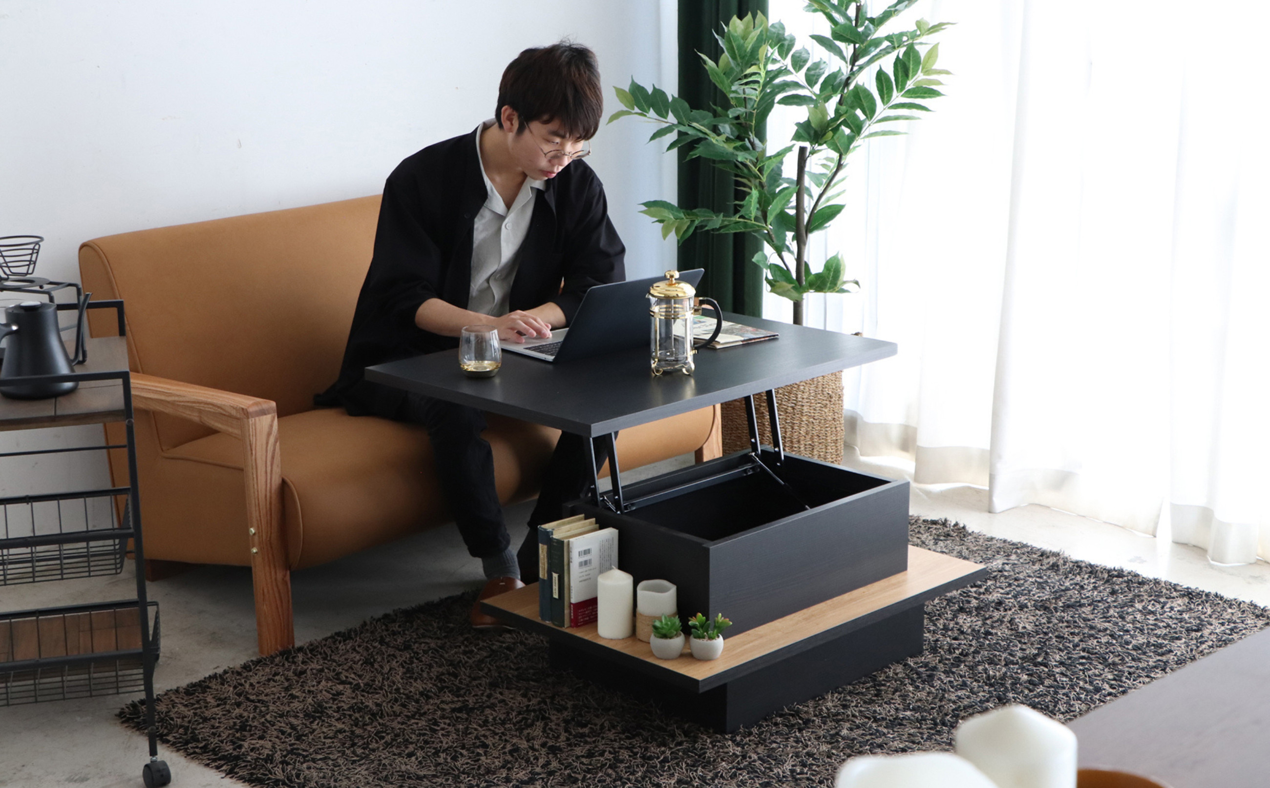 FEEL リフトアップテーブル ※テーブル以外の家具、カーペット、パソコン、小物等は返礼品に含まれません。