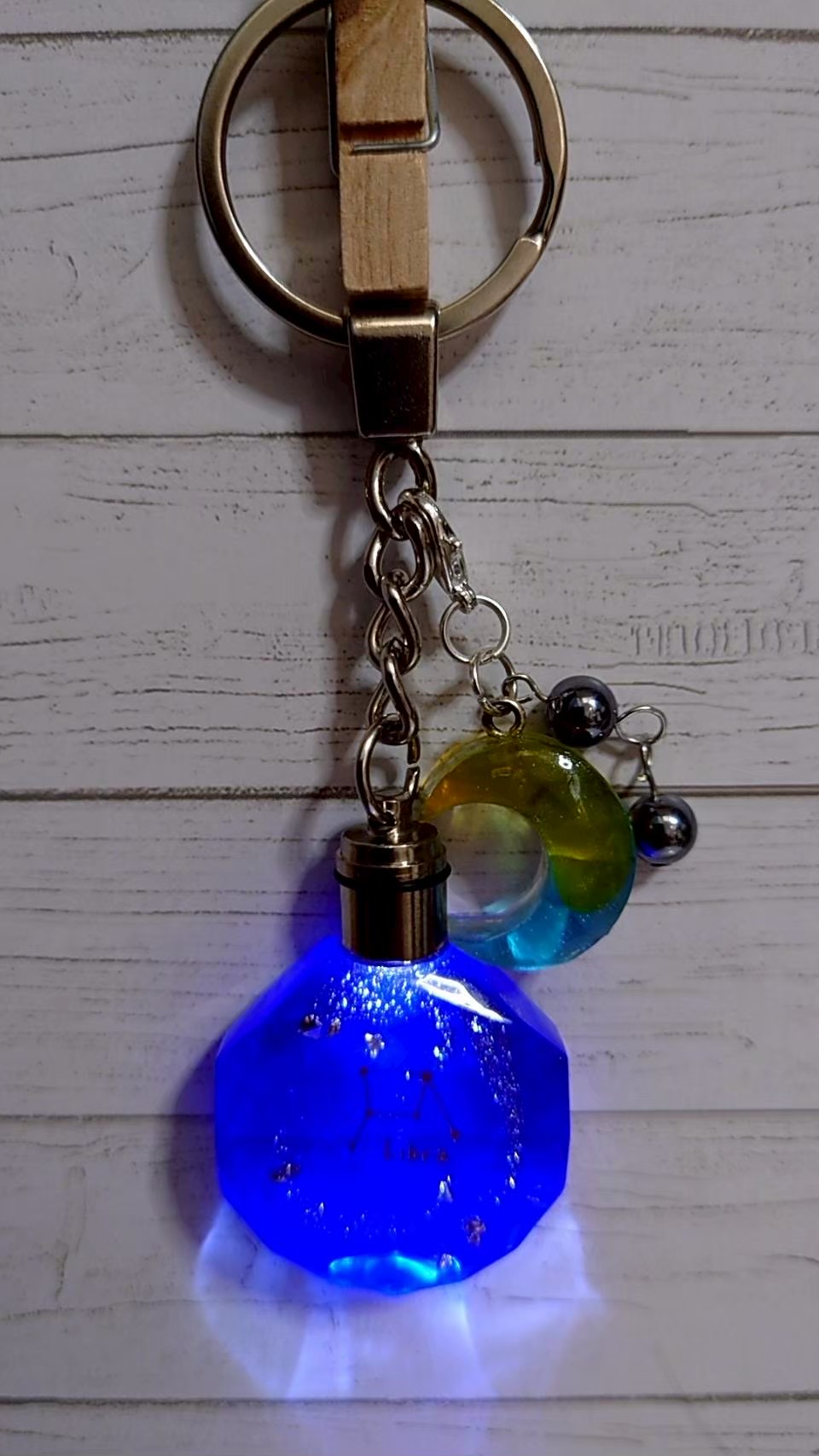 星座キーホルダー /レジン製キーホルダー 天然石 ハンドメイド アクセサリー