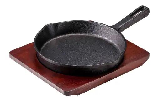 トキワ鉄器 ステーキ皿 （ 木台タイプ ） IH対応 柄付小 17cm 315 くわな鋳物 職人 蓄熱性 保温力 お皿 皿 食器 オシャレ 日常使い 重厚感 伝統 匠の技 鉄板 食卓 プレート 家庭用