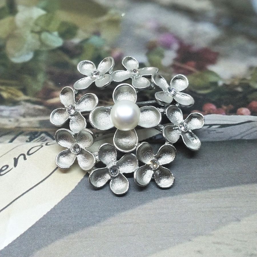 【ふるさと納税】1982 ブローチ・フラワー(A)（淡水本真珠・ボタン） ブローチ 真珠のブローチ フラワー 花のブローチ 淡水真珠 贈り物 かわいいアクセサリー 花のアクセサリー カジュアルアクセサリー