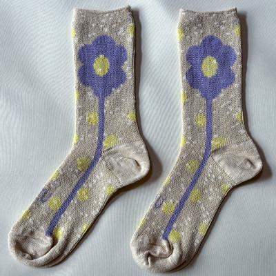 ふるさと納税 桐生市 【ezu】flower jacquard socks / ベージュ◆靴下◆おしゃれ◆立体感
