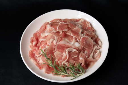 ＜宮崎県産の鶏肉と豚肉セット (総量2.6kg)＞若鶏もも肉一口カット(400g×2P)、豚小間切れ(200g×3P)、豚バラ肉スライス(200g×3P)、豚ロース肉スライス(200g×3P)【MI1