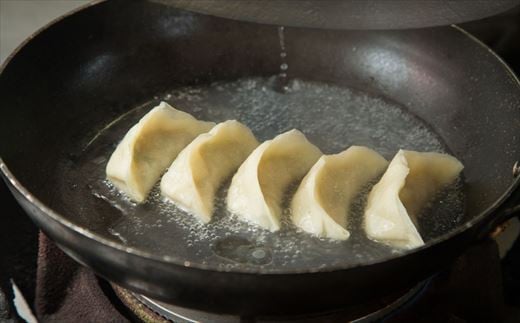 野菜の水分を取り除き、シャキシャキの食感と
豚挽き肉のジューシーな旨味を引き出しました。