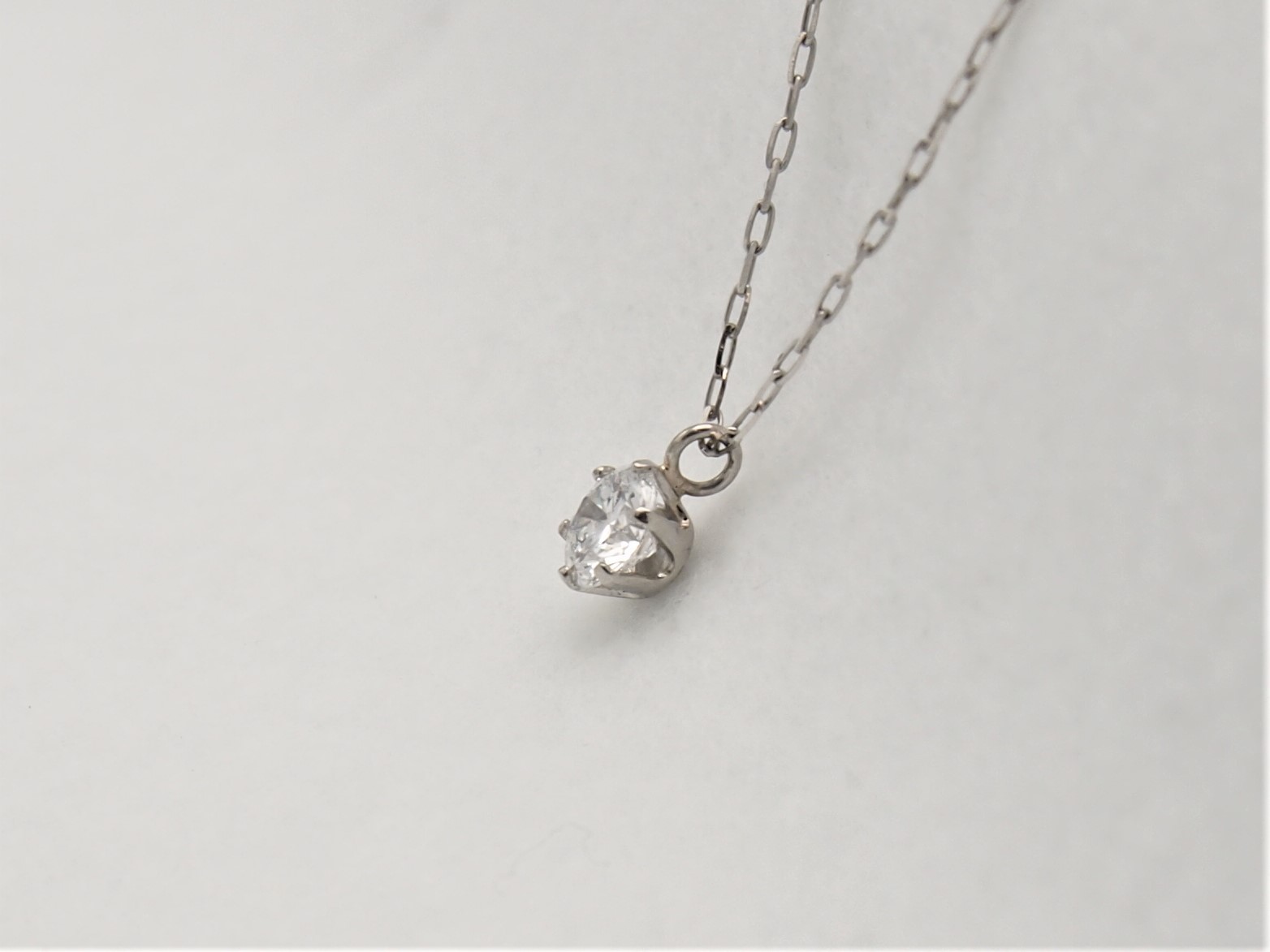 〈 甲府ジュエリー 〉PT900LGD0.3ctUPペンダント LD0005