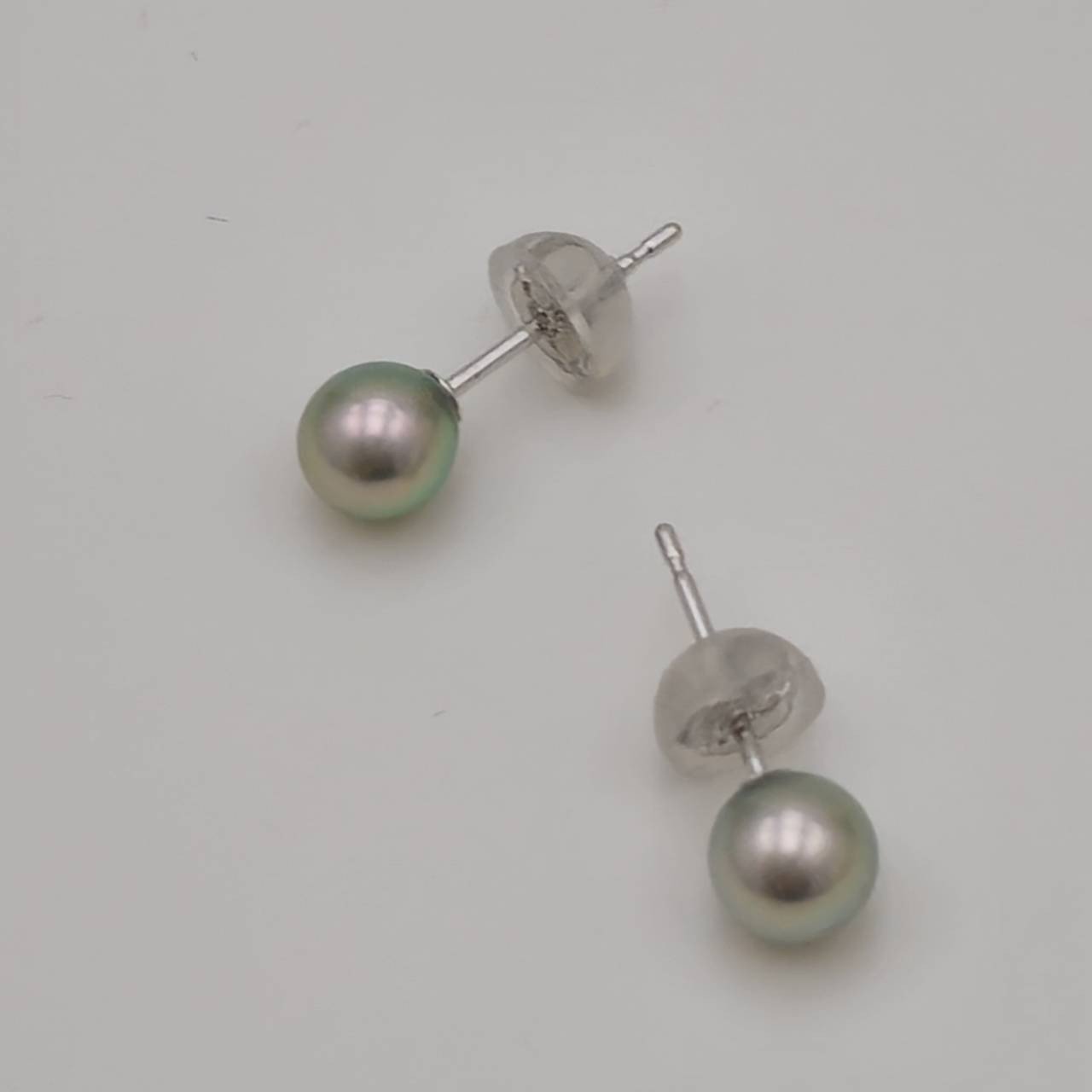 
            真珠 ピアス 4.5 mm K10WG アクセサリー パール ジュエリー 三重 伊勢 志摩 真珠 パール アコヤ真珠 アコヤ貝 あこや 冠婚葬祭 慶事 誕生日 結婚式 記念日 お祝い 贈り物 ギフト デイリーピアス、シルバーグレー4.5 mmのベビーパールピアス
          