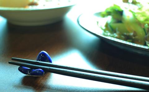 クジラ の 箸置 日常屋 白土 (ルリ釉) 2客 ［1523］