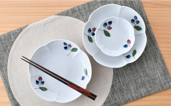 【波佐見焼】ブルーベリー 花型 プレート 大小 ペア セット【松幸陶芸】 [HB48]