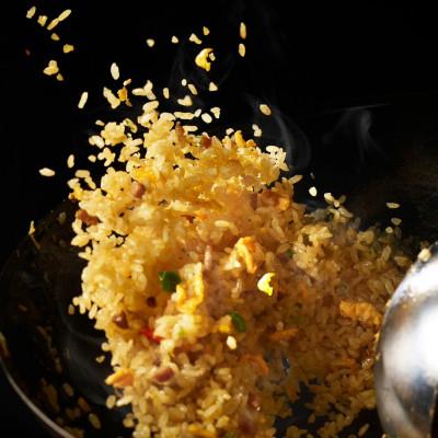 ふるさと納税 富田林市 五目炒飯 8食 冷凍チャーハン 喜神菜館 鉄鍋直火 えび入り 大阪 中華 レンジ調理 1食200g |  | 01