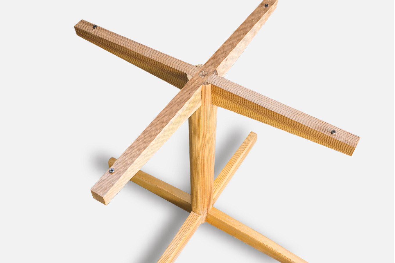 テーブル脚に受け金具を取り付け、天板を簡単に取り外せるようにしています。