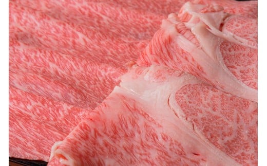 霜降りの脂はしつこくなく、口にすると上質な香りが口の中に広がります。（写真：肩ロース）