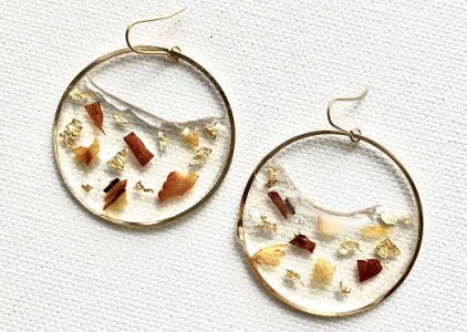 波型フープピアス（ラメ風宗田節入りのレジンアクセサリー）【R00499】