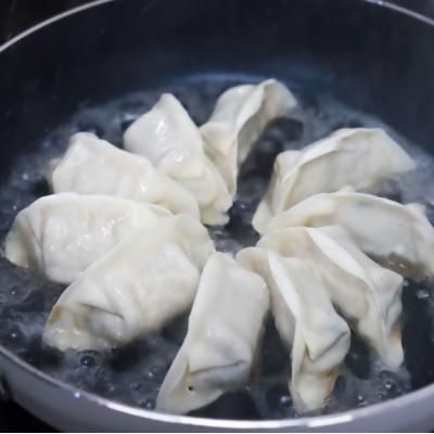 ふるさと納税 春日井市 【青とうがらし餃子】【12ヶ月定期便】春日井の中華料理店四川監修タレなし生餃子「猪天餃子」 12ヶ月 |  | 03