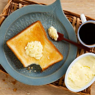 ふるさと納税 紋別市 【定期便3カ月】よつ葉パンにおいしい発酵バター(100g)×4個×3回 |  | 01