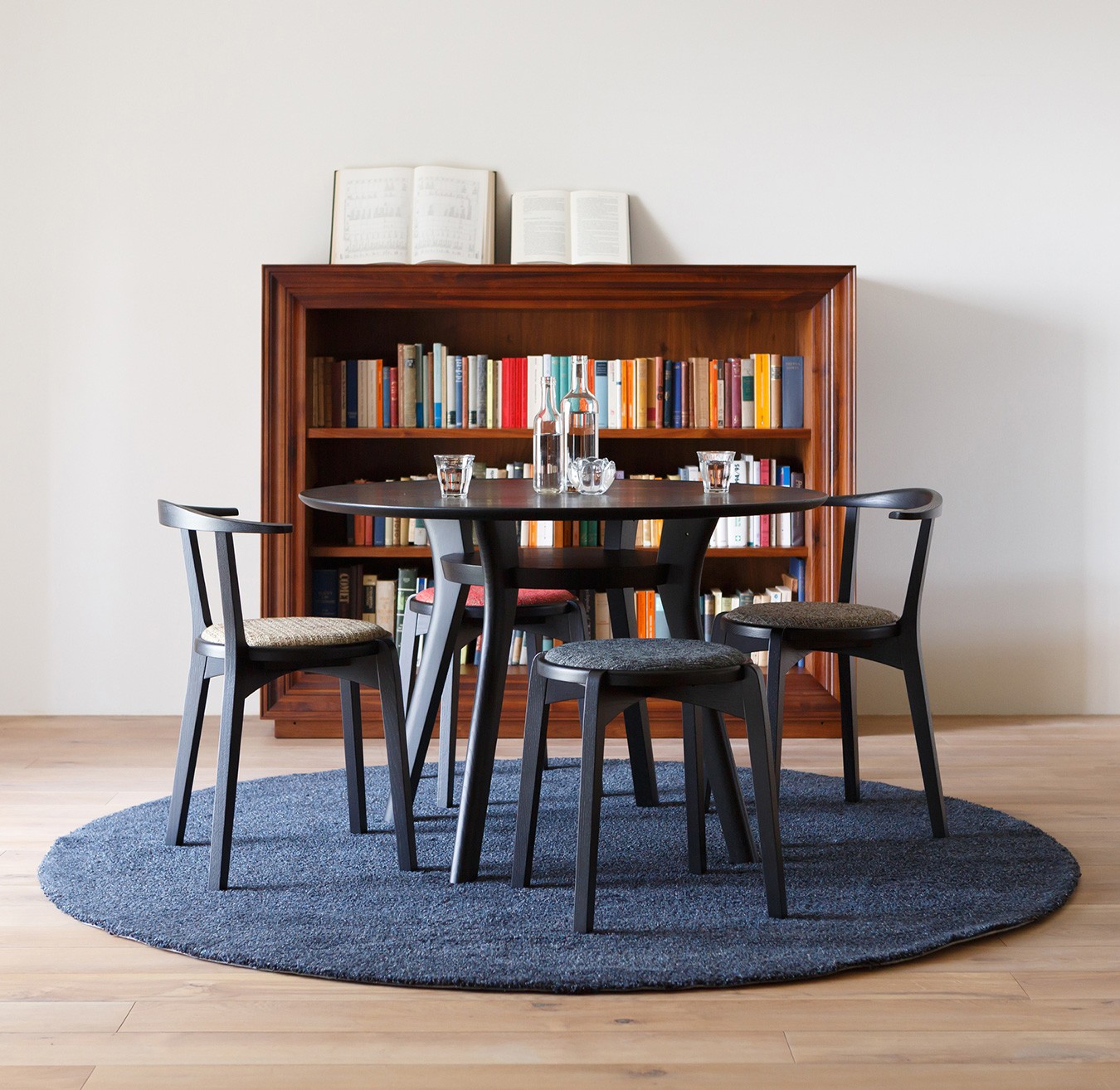 
                  無垢 ダイニングテーブル サークルテーブル 円 / ウォールナット材 または オーク材 【HIRASHIMA AGILE Circle Dining Table 105】 受注生産 ダイニングテーブル 単品 国産 ダイニング テーブルのみ 食卓テーブル
                
