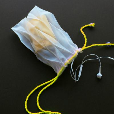 ふるさと納税 高松市 香川県産 プリーツ ポシェット・ヘリンボーン[イエロー1点]　軽やかで上品な透け感のあるサコッシュ |  | 01