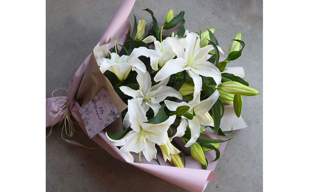 【母の日】カサブランカ５本とグリーンの花束＜お届け日：2026年5/4～5/10 当店おまかせ ＞母の日カード付き【 母の日 ギフト アレンジ 花 贈り物 大阪府 門真市 】