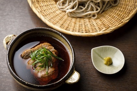 【 年越しそば 予約 】 石臼挽き 自家製粉 瑞穂そば （ 鴨汁せいろそば 2人前 ＋ せいろそば 2人前 ） 詰め合わせ 計4人前 つゆ付き ≪ 京丹波町産 蕎麦 100％使用 ≫ ※2025年12