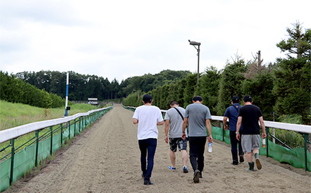 月1回限定開催 ノーザンファーム天栄見学ツアー ペア招待（8月分） UMAJO 期間限定 東北 福島県 天栄村 競馬 ノーザン 応援 思い出 記念 F21T-367