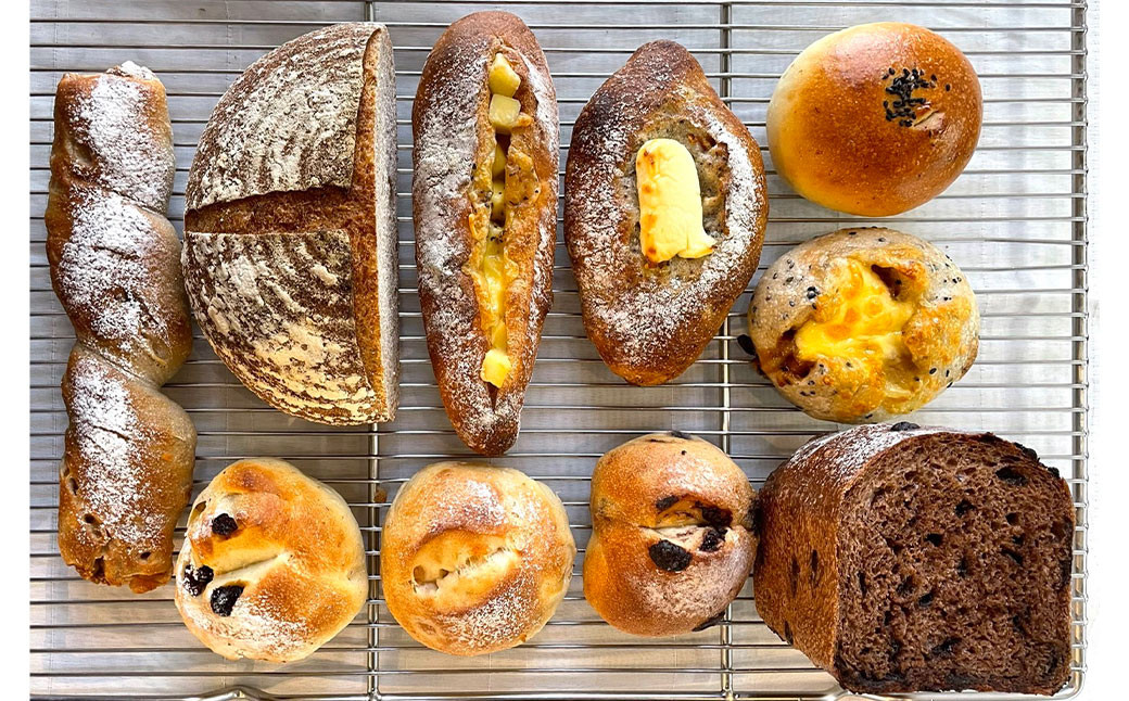 【3ヶ月定期便】すべて手作り!添加物不使用!モッチモチ自家製天然酵母パンのわくわく3ヶ月定期便セット 合計30個