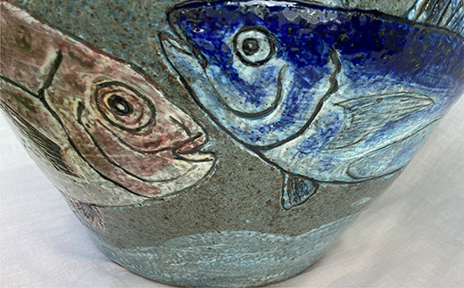 叩き唐津釉裏紅彫瑠璃象嵌魚文壺