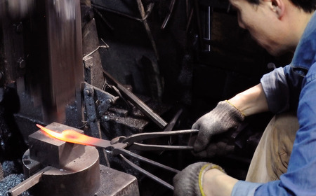 [金次郎] 三徳包丁 刃渡り165mm(両刃) 梨地仕上げ 鋼 ステンレス 燕三条製 贈答用 ギフト 紙箱入り 【126S004】